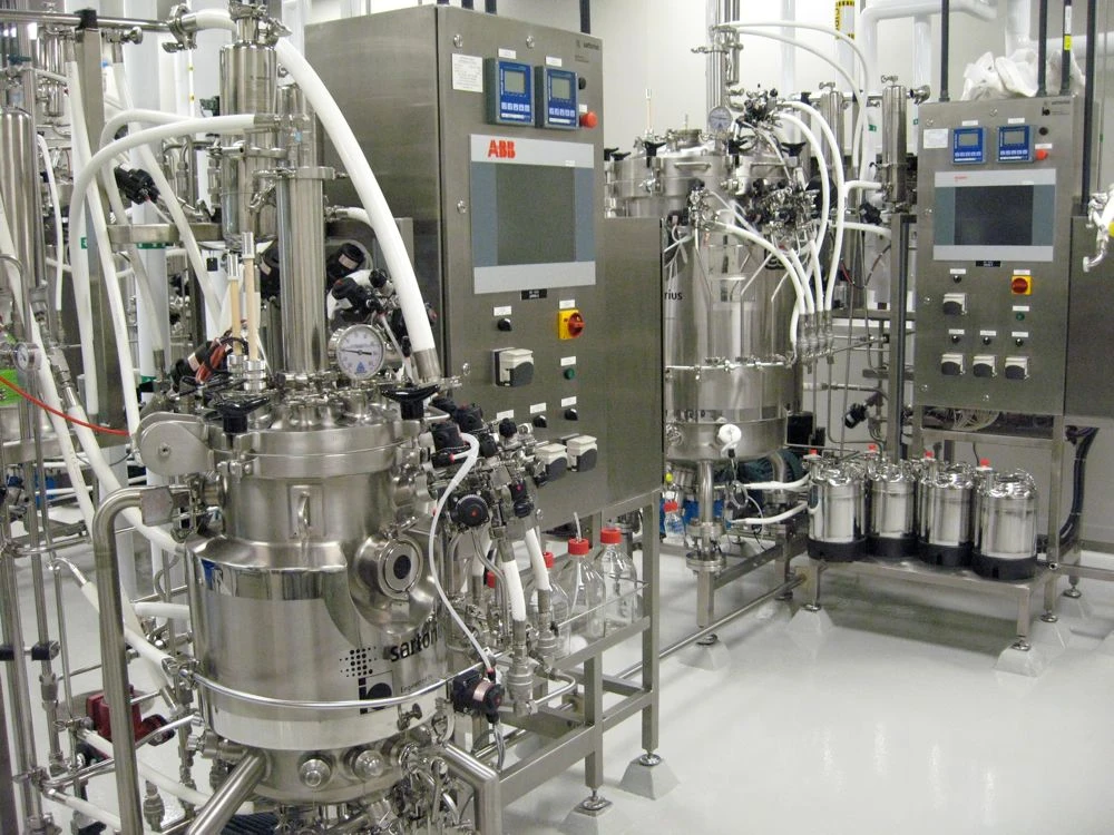 AI-Driven Digital Twins in Biomanufacturing: In-Line Raman Spectroscopy (PAT) & Fed-Batch Bioreactor Yield Optimization